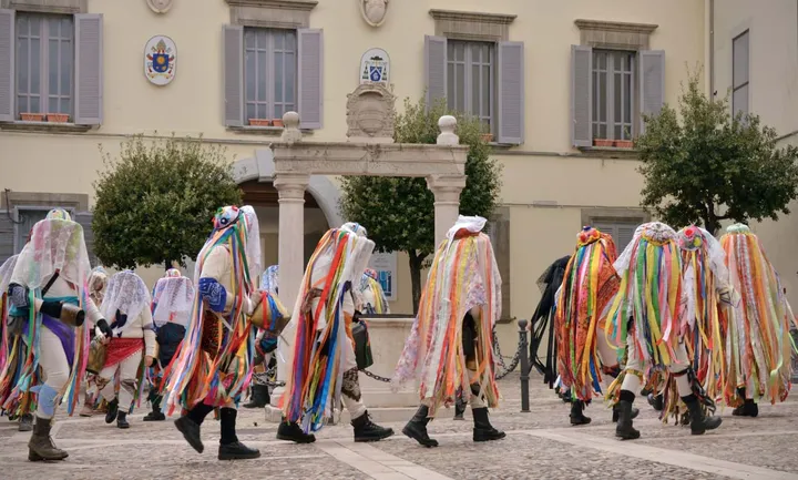 Maschere in corteo per le vie di Tricarico